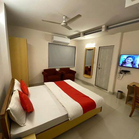 Hotel Riverfront Ahmedabad Exterior photo
