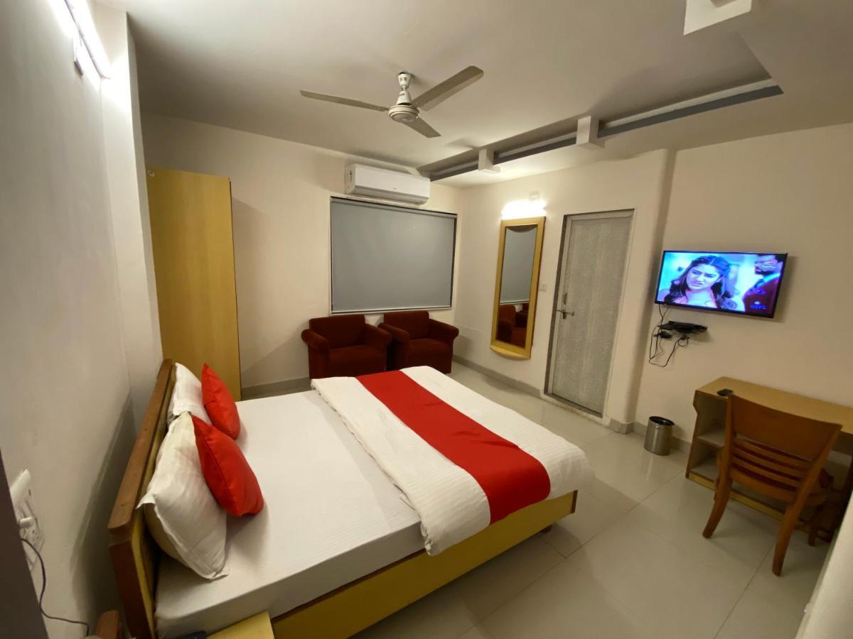 Hotel Riverfront Ahmedabad Exterior photo