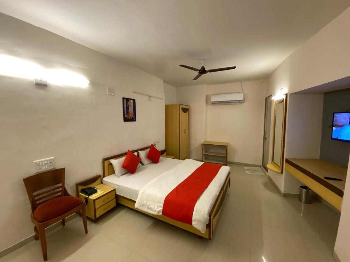 Hotel Riverfront Ahmedabad Exterior photo