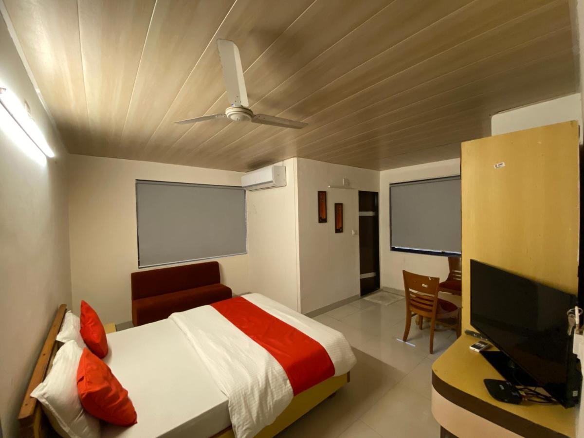 Hotel Riverfront Ahmedabad Exterior photo