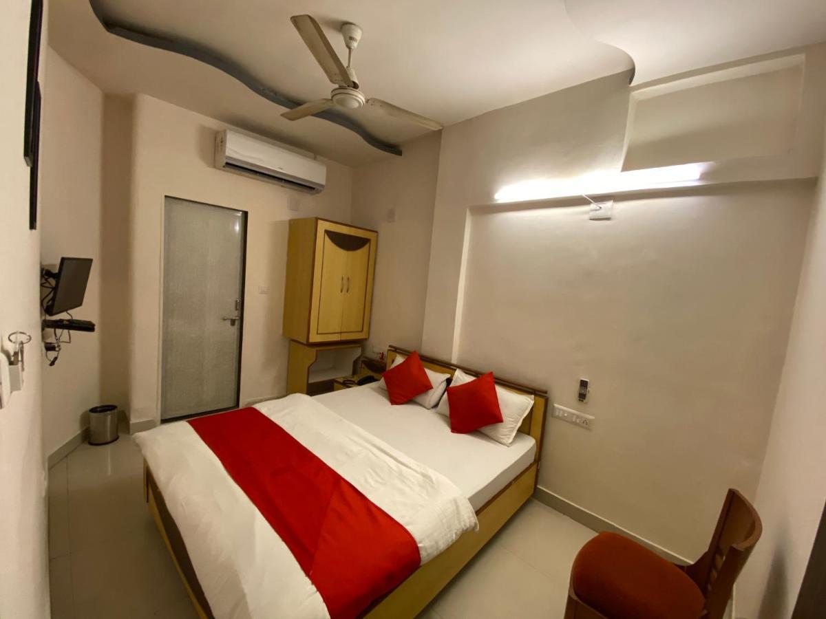 Hotel Riverfront Ahmedabad Exterior photo