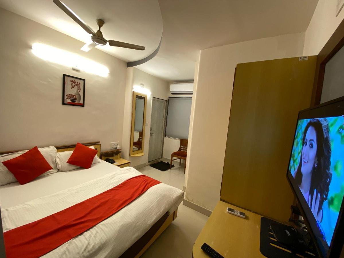 Hotel Riverfront Ahmedabad Exterior photo
