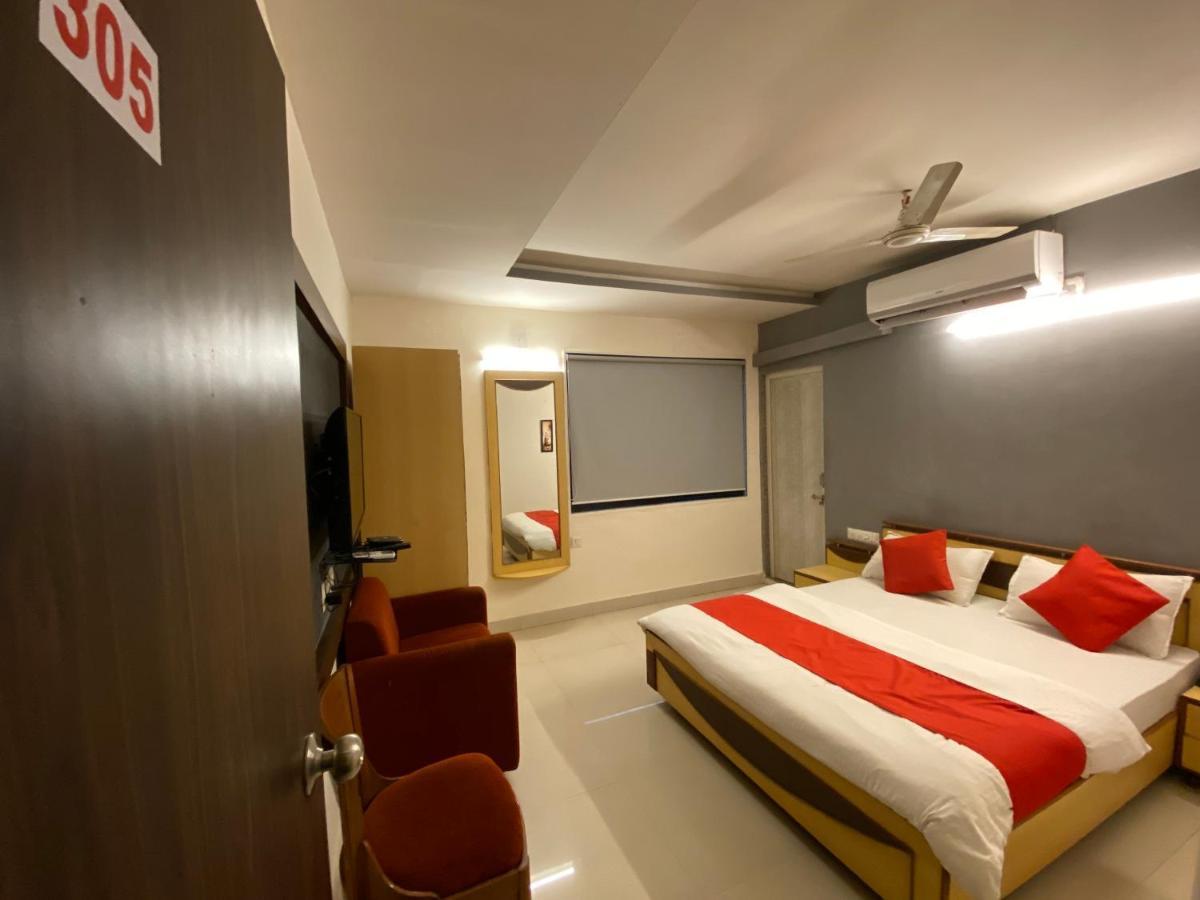 Hotel Riverfront Ahmedabad Exterior photo