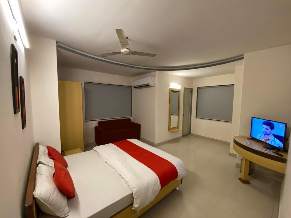 Hotel Riverfront Ahmedabad Exterior photo