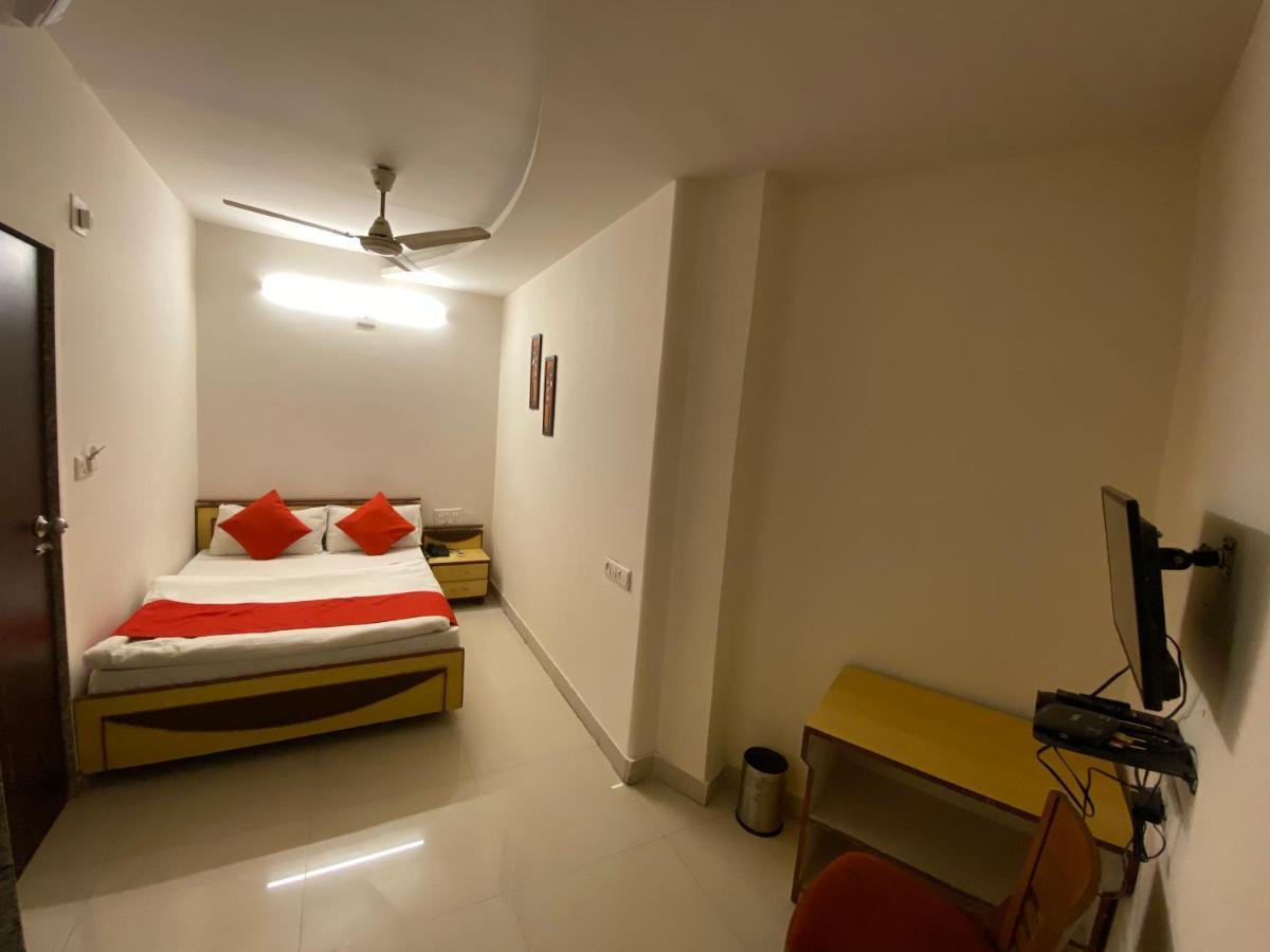 Hotel Riverfront Ahmedabad Exterior photo