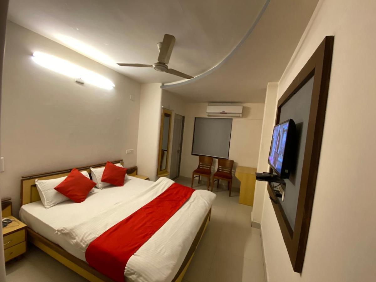 Hotel Riverfront Ahmedabad Exterior photo