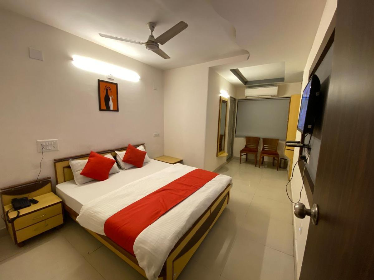 Hotel Riverfront Ahmedabad Exterior photo
