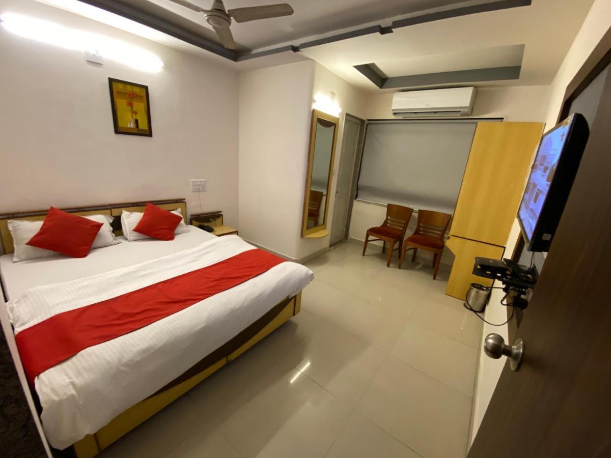 Hotel Riverfront Ahmedabad Exterior photo