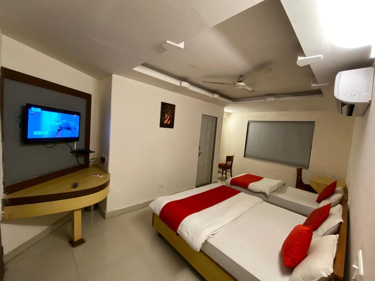 Hotel Riverfront Ahmedabad Exterior photo