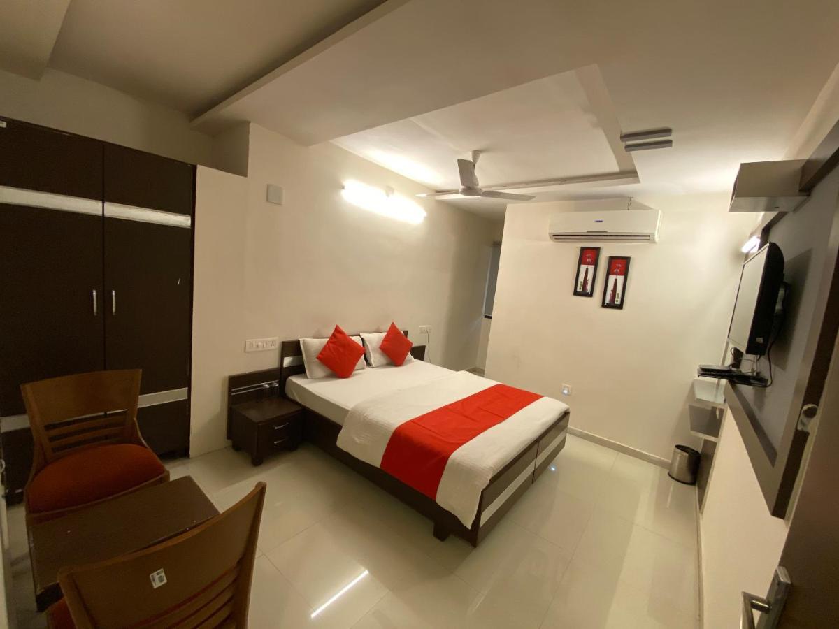 Hotel Riverfront Ahmedabad Exterior photo