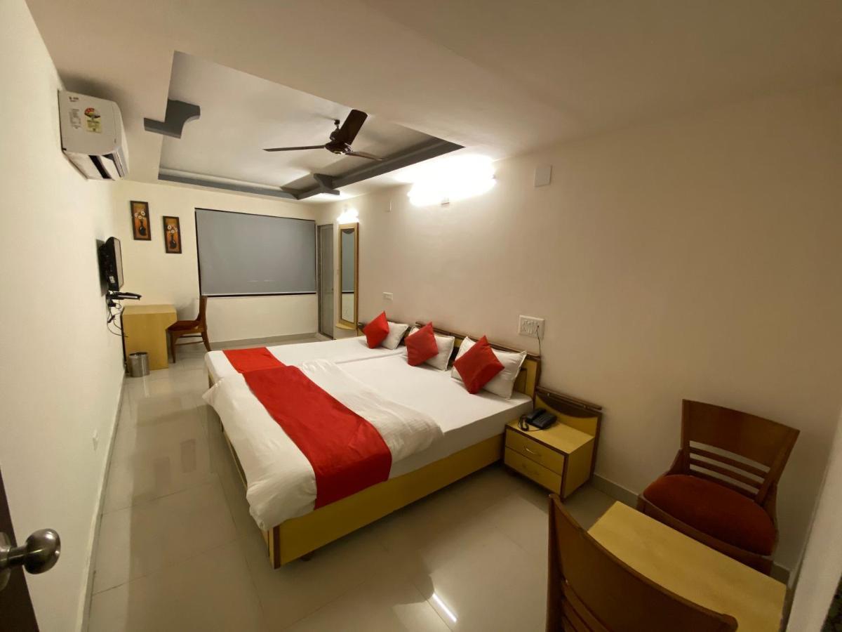 Hotel Riverfront Ahmedabad Exterior photo